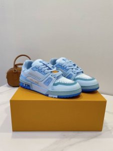 人工水洗、改色工艺 Lv Trainer Sneaker 一如继往的给足安全感，实物比图片更好看更精致！梦中情鞋击败～99% 多巴胺百搭，糖果色系真的好甜 元气