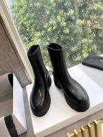顶级品质赛琳 Celine塞琳 秋冬新款杨幂同款骑士靴 凯旋门英伦风短靴简约大气时髦耐看不过时是时尚圈永不退潮的经典所在，复古的英伦风格，让你穿出不一样的气质对