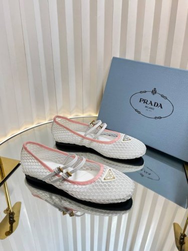 Prada 25Ss 普拉达早春新品网布玛丽珍单鞋 芭蕾舞鞋 超级爆系列爆品，各大网红明星乔欣，程潇，同款圆头三角扣 玛丽珍单鞋 ！ 时髦百搭Nice单品，各路