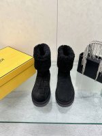 工厂价：Fendi芬迪秋冬最新款雪地靴这款雪地靴今年非常爆，Ff元素搭配非常时尚 超酷个性非常强！潮派炸街！为数不多的超大牌滑雪鞋 感级感满满 各大网红明星同款