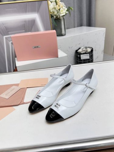 高品质出厂 Miu Miu 24新款春夏尖头小猫跟单鞋包头凉鞋 一眼看上miumiu这双高跟鞋，上脚果然更惊艳，镂空一字带单鞋 也是采用拼色设计性感与于一体的高