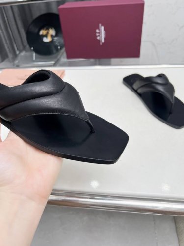 高品质出厂 小众潮牌TAP ATELIER 24春夏新款夹脚拖鞋第一眼看到这个鞋子给人感觉很简单不起眼，其实上脚很好看，主要也好穿，穿起来时尚百搭鞋子延续了一贯