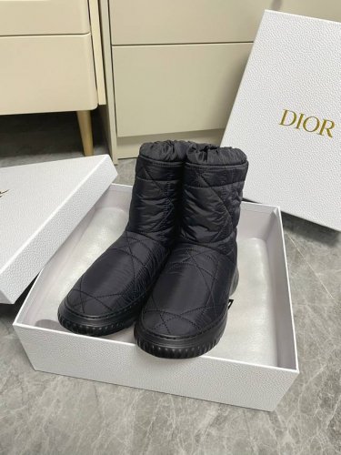 顶级版本 出 Dior 2024迪奥秋冬是新走秀款羽绒毛靴 雪地靴 原版复刻 细节完全对版 全新毛靴风向标 好看非常抢眼 简约百搭不平凡 原版防水羽绒布面 工艺