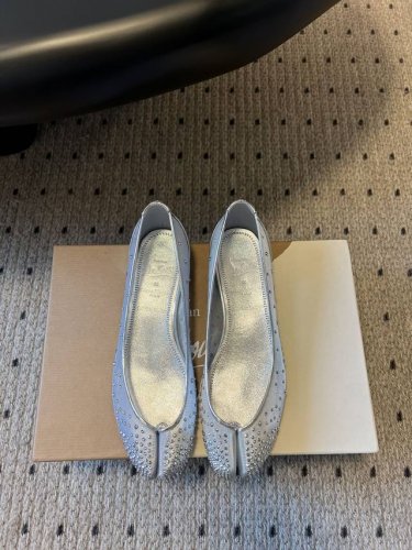 顶级版本 Cl X Maison Margiela 25Ss分趾平底单鞋 Maison Margiela 与 Christian Louboutin 推出首个联