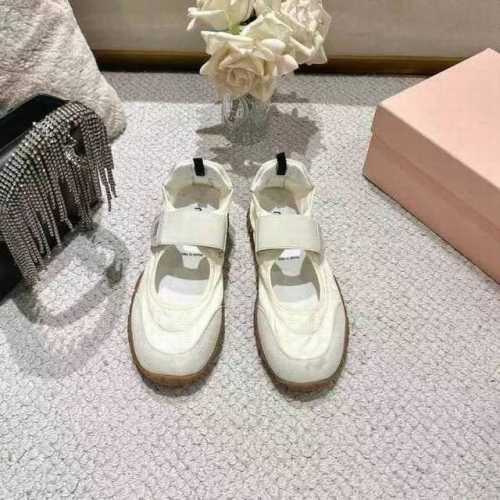 MiuMiu 缪缪 25ss 春夏新款 饼干鞋 阿甘鞋休闲运动鞋miumiu最新爆款 前卫大胆的设计，Miu Miu风格融于此款厚底真丝雨布玛丽珍设计的简约线条