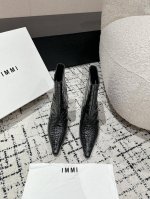 顶级版本 Immi 24 早秋新款 专柜卖断货的火爆款推荐给大家 简单不乏设计感，时髦单色款靴指数满分 好穿百搭绝绝子单品 增高效果肥肠好 面料：羊京 石头纹牛