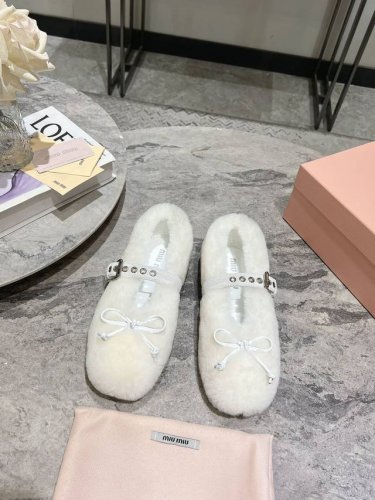 代购级 Miu Miu法式仙女芭蕾舞羊毛单鞋！ 缎面芭蕾平底鞋亮相24Ss 秋冬时装秀 焕新演绎miumiu系列标志性的风格。 别致的设计伴以蝴蝶结与徽标装点的