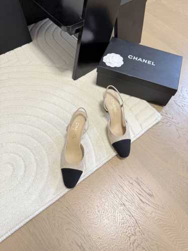 Chanel 经典slingback后空凉鞋前几年一直在做这个款今年我们还是重新购版，再次精细copy。发现新版面的鞋面线条和形体舒适度都做了微调！ 这个品牌方