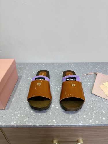 Miu Miu 繆繆 配有袜子一对 25ss春夏 木板拖鞋 Miumiu的这双拖鞋，针织袜套穿硬底拖鞋，多种色彩，混搭的，必将成为明年夏季的一道风景线鞋面：进口