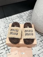 Miu Miu丨繆繆 24 秋冬新品羊毛拖 不管居家还是外穿都是品味的象征性！ 秋冬搭配袜子 那更是太绝太绝了 鞋面：进口澳洲真羊毛 垫脚：羊毛 鞋底：原版防滑
