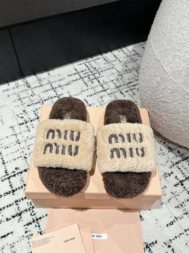 Miu Miu丨繆繆 24 秋冬新品羊毛拖 不管居家还是外穿都是品味的象征性！ 秋冬搭配袜子 那更是太绝太绝了 鞋面：进口澳洲真羊毛 垫脚：羊毛 鞋底：原版防滑