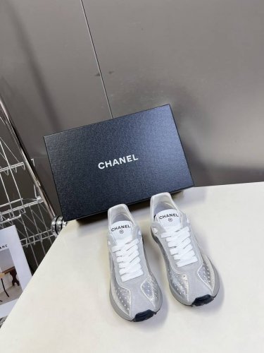 CHANEL香奈儿经典运动鞋超级网红系！超多网红上脚，专柜超火香奈儿的世界一直是女生梦寐以求的，简约的隔板设计 超级演绎多重质感效果，最抢眼LOGO双C也是超爱