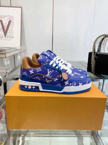 p560情侣码#驴牌新款 Lv Trainer系列板鞋篮球鞋 情侣休闲运动鞋 lv Trainer运动鞋是由设计师Virgil Abloh由复古篮球鞋激发的经典
