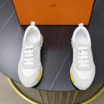 出厂价： 原单品质情侣 Hermes 顶级版本# 爱马仕h家经典情侣款 休闲运动鞋 情侣款休闲之履运动老爹鞋结合高科技帆布与麂皮山羊皮，在橡胶鞋底上饰以夸张“H