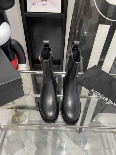 Alexander Wang 亚历山大王 24Ss秋冬新款 纽约时装周大王字母短靴上新 Ins风格新款推出 使用了大王经典方跟简洁风，讲究线条的设计理念，女王风