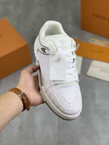 实价 高版本 lv 24春款新款 trainer2路易威登fw篮球运动鞋90‘s vibe 完全颠覆了之前的设计，这次是低帮原版设计，有点像老款篮球和aj6融合