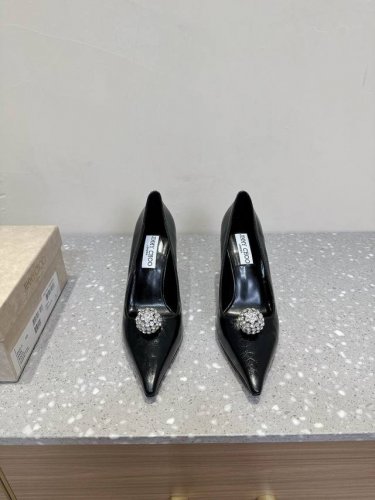 Jimmy Choo 25ss早春新款 水晶钻扣尖头 单鞋 高跟鞋 重逢惊艳 优雅邂逅 碰撞之美 时尚国外博主同款街拍推荐 造型大胆别致 满分街拍搭配钻扣 时髦