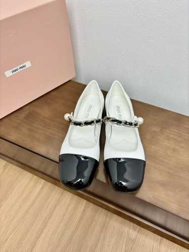 Miumiu2024夏季新款火爆款编织面玛丽珍单鞋 全新超美链条装饰搭配 时尚淑女气质十足 双色拼接 又不乏美艳色彩外侧附带弹力象巾 上脚非常方便 鞋面:进口原