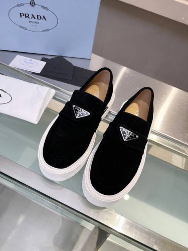 顶级版！代购级！ Prada普拉达走秀新品 金属三角logo款 潮爆啦今年prada的设计简直不要太好看 未来感十足 高端大气的外观 上脚相当惊艳 厚底大大提升