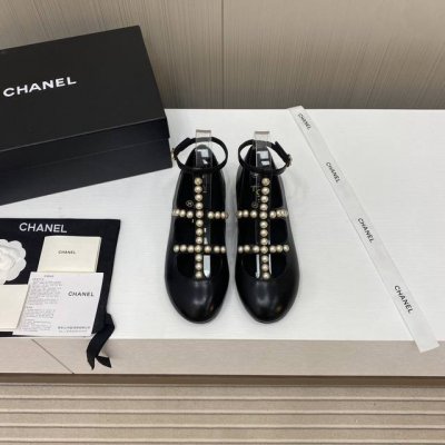 出厂价 莞产品质 24Fw新款chane*小香徽章玛丽珍平底单鞋奶奶鞋 种草 上脚迷人气质女孩！干练又又慵懒随性 妥妥的甜酷风买错了！金属徽章元素显得十分精致，