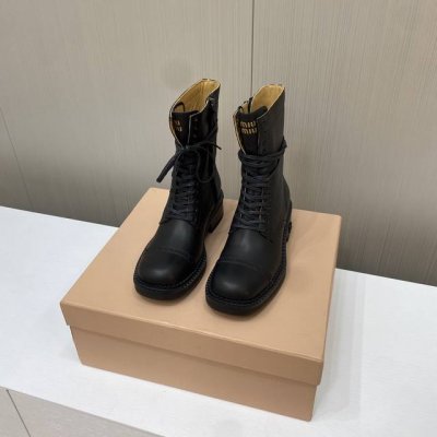 出厂价 顶级版本 Miumiu缪缪2024Vs秋冬最新走秀爆款系列 今年最值得入手的靴子 没有之一！易梦玲同款超多网红明星上脚 ，火爆小红书。Miumiu今年秋