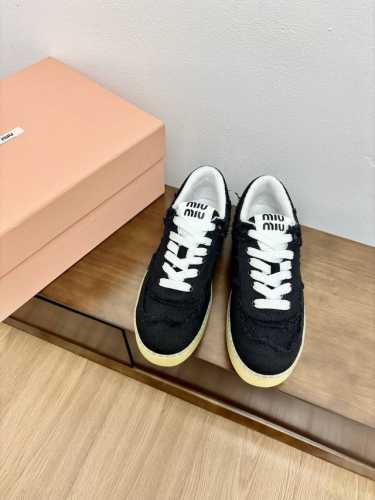 Miumiu 缪缪ss24 New Arrival～最新款｜德训运动鞋 设计像一堆破布头子，缝缝补补又三年的感觉 纯手工制作流苏 这是一款复古做旧流苏帆布鞋，超