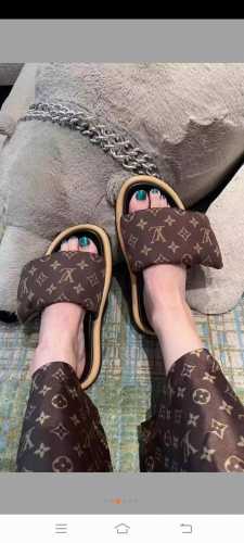 2024Ss Lv * 官网jumbo Flatform系列秋东厚底凉拖鞋，时尚，经典百搭。原版一比一复刻大底。经典的羽绒材料面，由魔术贴控制围度，任意调整大小