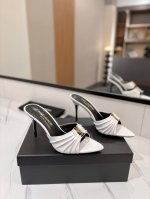 出厂价： YSL SAINT LAURENT* 夏季新品 金属头优雅大气高跟凉鞋 2025全新春夏系列后带方扣高跟凉鞋 ！ 尖头高跟拖鞋淡淡的夏日里怎么少得了一