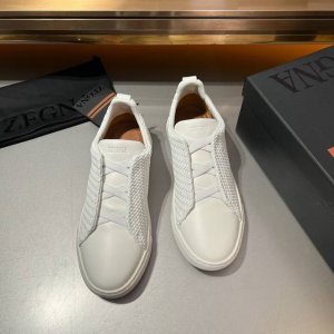 tiziano 是杰尼亚 Couture 系列的“主打款”运动鞋 彰显品牌为人著称的精致工艺细节 本季推出黑色套穿款 采用 Pelletessuta 和光滑小牛