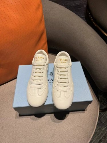 代购级Prada 普拉达 24ss 春夏新款 休闲鞋 采用进口纯色高丝光牛反绒精工制造，缝线均匀，皮质质感一览无余，多色选择，时尚大方，简约显年经 皮质柔软舒适