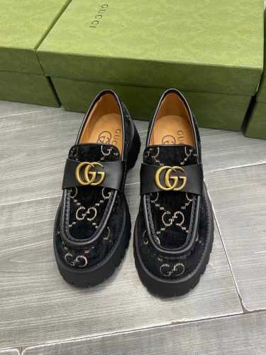 Gucci 最新最火爆的双G扣英伦学院风复古厚底乐福鞋各地专柜纷纷卖断货的一款 最近厚底单鞋都很火爆 就是因为好显瘦 搭配G家标志性的铜制扣 后跟部分3D电脑刺