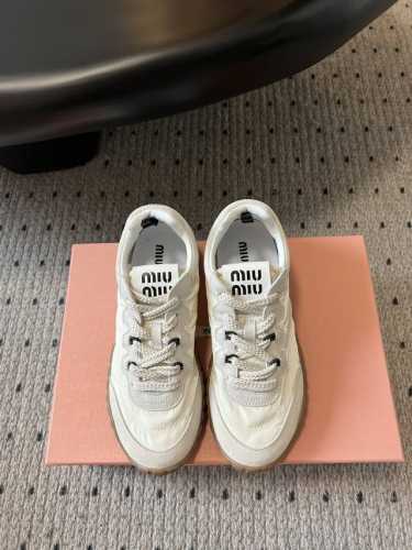 出厂价 MiuMi* 缪缪 25ss 春夏新款 饼干鞋 阿甘鞋休闲运动鞋miumiu最新爆款 前卫大胆的设计，Miu Miu风格融于此款厚底帆布运动鞋的简约线条