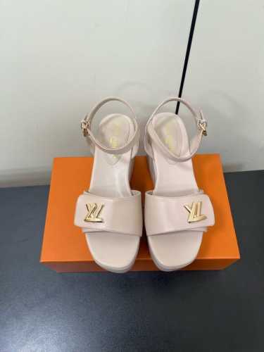 Lv最新恨天高 坡跟水台凉鞋2025夏季最新款Louis Vuitton 路易威登女款LV字母高跟凉鞋，此款V家凉鞋背面的Shake开放式臀部设计由进口小牛皮制