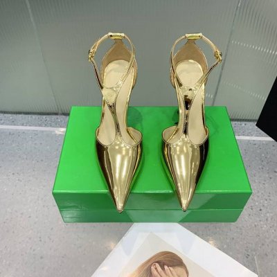 P，Bottega Venetabv Rocket T字带高跟鞋！这款尖头鞋简直就是平底鞋的天花板啦吧！黑色优雅、金色华丽、白色纯净、杏色百搭！ 面料选用优质进