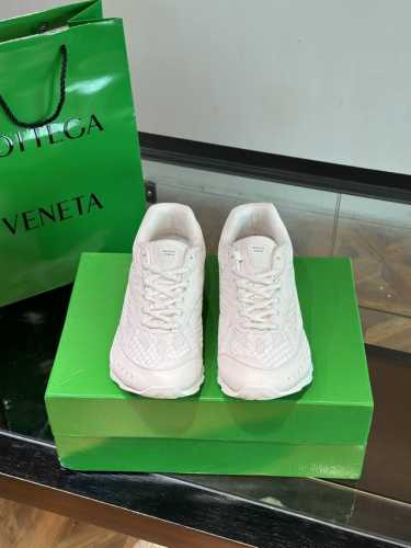 Bottega Venet* 新款 Orbit情侣款休闲运动鞋，千禧复古风太帅了，超酷时尚单品，最重要的是它脚感无敌舒适，设计造型风格也是满分，绝对会是您日常穿