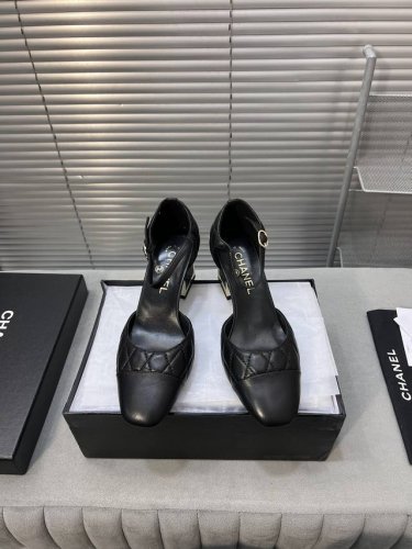 Chanel香奈儿新款中空跟鞋 面料：羊皮 内里垫脚：羊皮 真皮大底 码数：35-41 40，41定做