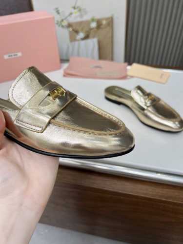 高品质出厂 MiuMiu 缪缪 24S走秀款钱币复古半拖最近风很大的金币乐福鞋 被挖到了～满满的复古英伦感 顺带着一股学院风中间还镶嵌了一枚金币 让人无法忽视整