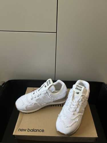 布 皮 独家代购级别发售 Miumiu X New Balance 574联名系列 太火了！缪缪这次联名诚意满满非常有亮点，旧毛边的设计又随意又百搭。好穿不累还