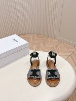 出厂 ，凉鞋款 Celine思琳2024春夏新款凯旋门英伦风平底微标凉鞋拖鞋系列 简约大气时髦，耐看不过时，是时尚圈永不退潮的经典所在，复古的英伦风格，气质非凡