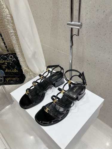 顶级版 celine 赛琳早春新款春夏新品凯旋门罗马凉鞋非常高级的一款凯旋门五金扣设计极具品牌辨识度，超级好看百搭，好少女鞋面：进口漆皮内里：进口山羊皮大底：进