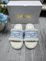 橙子出厂价 Dior 迪奥 秋冬新款刺绣字母毛毛拖鞋 码数：35-40