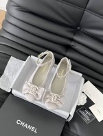 Chanel 24K走秀款玛丽珍单鞋 简约又不失甜美俏皮！ 鞋头经典拼色简约易搭，搭配一字带更加跟脚。 内里羊皮 真皮大底 Size:35-39 其他码数定做