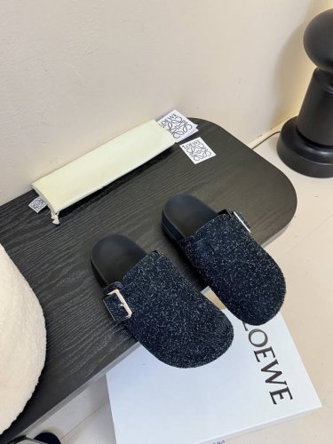 罗意威LOEWE最新英伦风潮酷系列专柜同步新品穆勒拖喜欢这种风格的小仙女必须要入手哦！鞋面采用进口呢绒面料，内里混种羊皮，意大利真皮大底！上脚非常舒适 大头的设