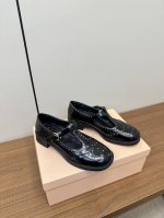 miumiu24款 玛丽珍时尚四季单鞋 P 2025走秀场曝光、时尚玛丽珍单鞋，下面3D雕花冲孔设计、独特风格，非常有质感！上脚非常轻便 百搭！面料: 原版开边