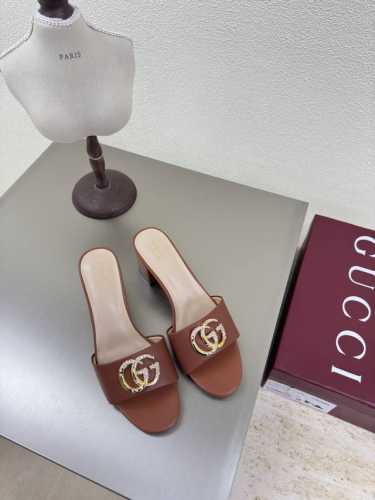 经典Logo 一字拖鞋 棕色 Gucci 2025 跟高 4.5 经典杏色 小牛皮 310 （有橡胶底可接单价格优） 走鞋款秀 古驰 时尚的品牌Logo持加，具