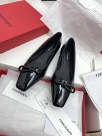 420代购级Ferraga*O菲拉*慕新版Vara蝴蝶结软漆皮平底小方头单鞋 它的材质超级柔软，采用高质量的软漆 皮制作，触感细腻，穿在脚上仿佛有云朵般的舒适感