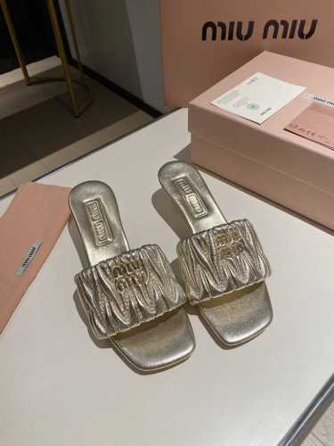 出厂价 2054Miumiu 春夏新款拖鞋系列 1：1开模. 欧美名媛 明星 网红款 ，亲肤柔软春夏必备款 富有时尚元素，鞋面外表电绣缪缪扣子贵气感十足， 面料