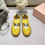 MiuMiu 缪缪 25ss 春夏新款 饼干鞋 阿甘鞋休闲运动鞋miumiu最新爆款 前卫大胆的设计，Miu Miu风格融于此款厚底真丝雨布玛丽珍设计的简约线条