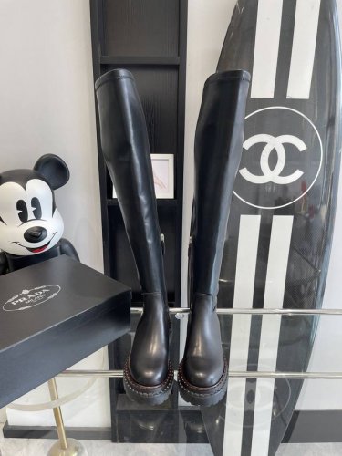 Prada 普拉达24Ss秋冬走秀款靴子 太古汇原版购入爆拆复刻 鞋子上脚很轻便，走路舒适度都很赞 运用三角标设计风格值得拥有 鞋型韵味超赞，非常有特色的设计感