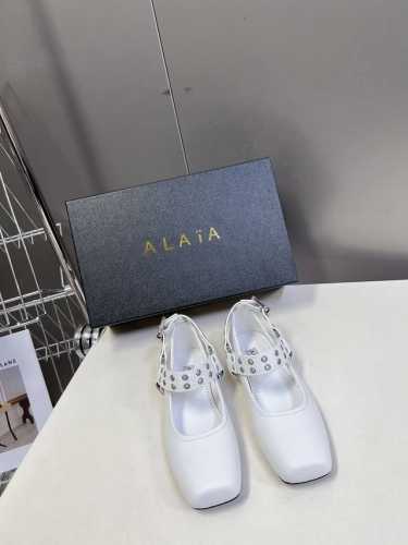 AlAIA｜阿莱亚经典复古玛丽珍鞋芭蕾舞鞋 满满的少女风 既摩登又复古的味道 非常的简约大气 不管是半身裙 连衣裙还是牛仔裤 它都能成为点睛之笔！ Go 材质：